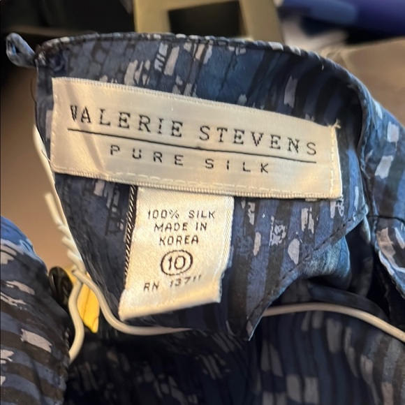 Valerie Stevens Blue Casual Button Down Shirt with Geometric Pattern - Picture 4 of 4